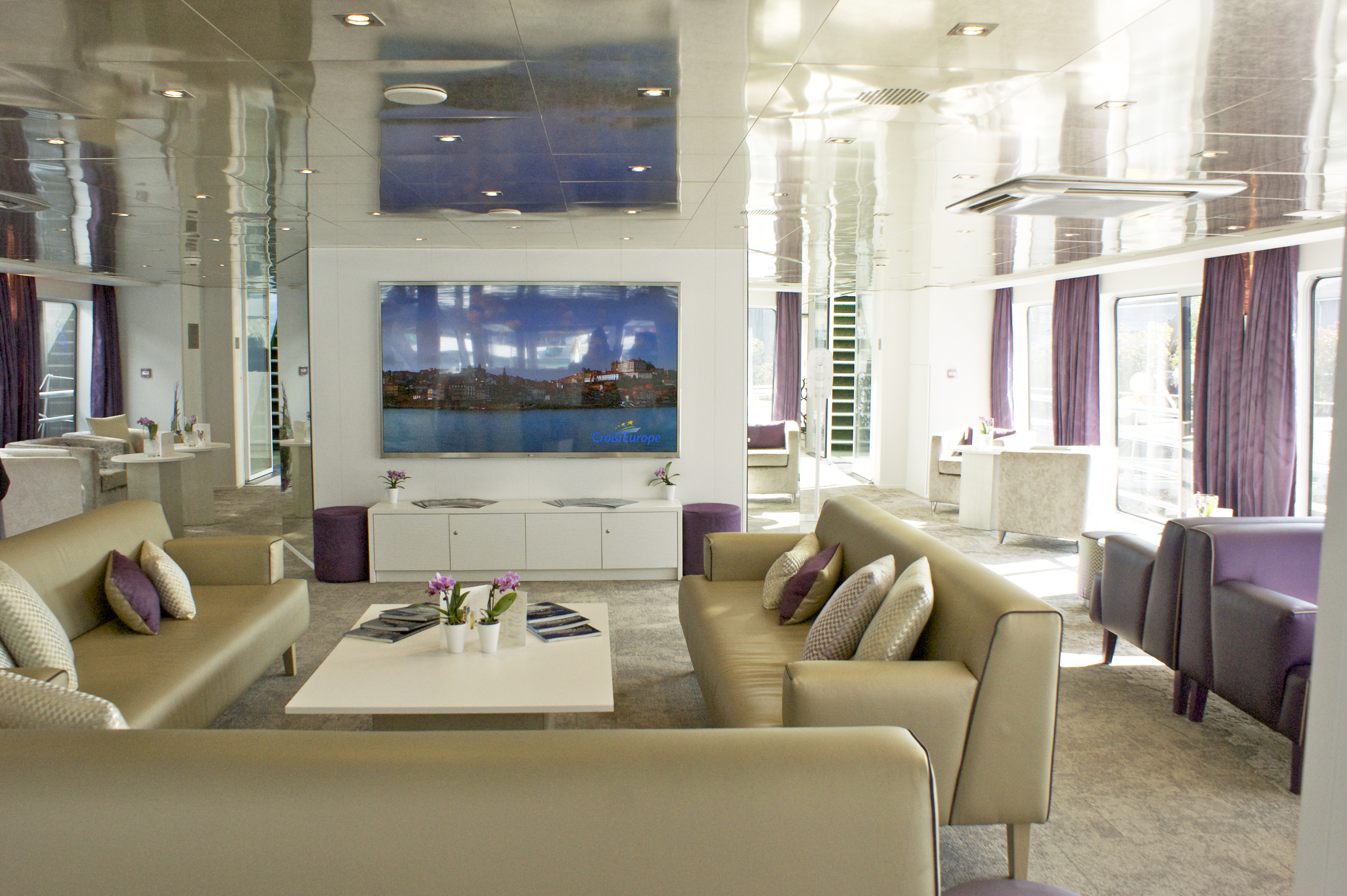 CroisiEurope MS Lafayette Lounge Bar 3.jpg